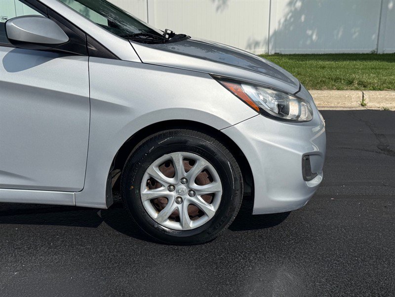 Used 2012 Hyundai Accent GLS FWD image 31