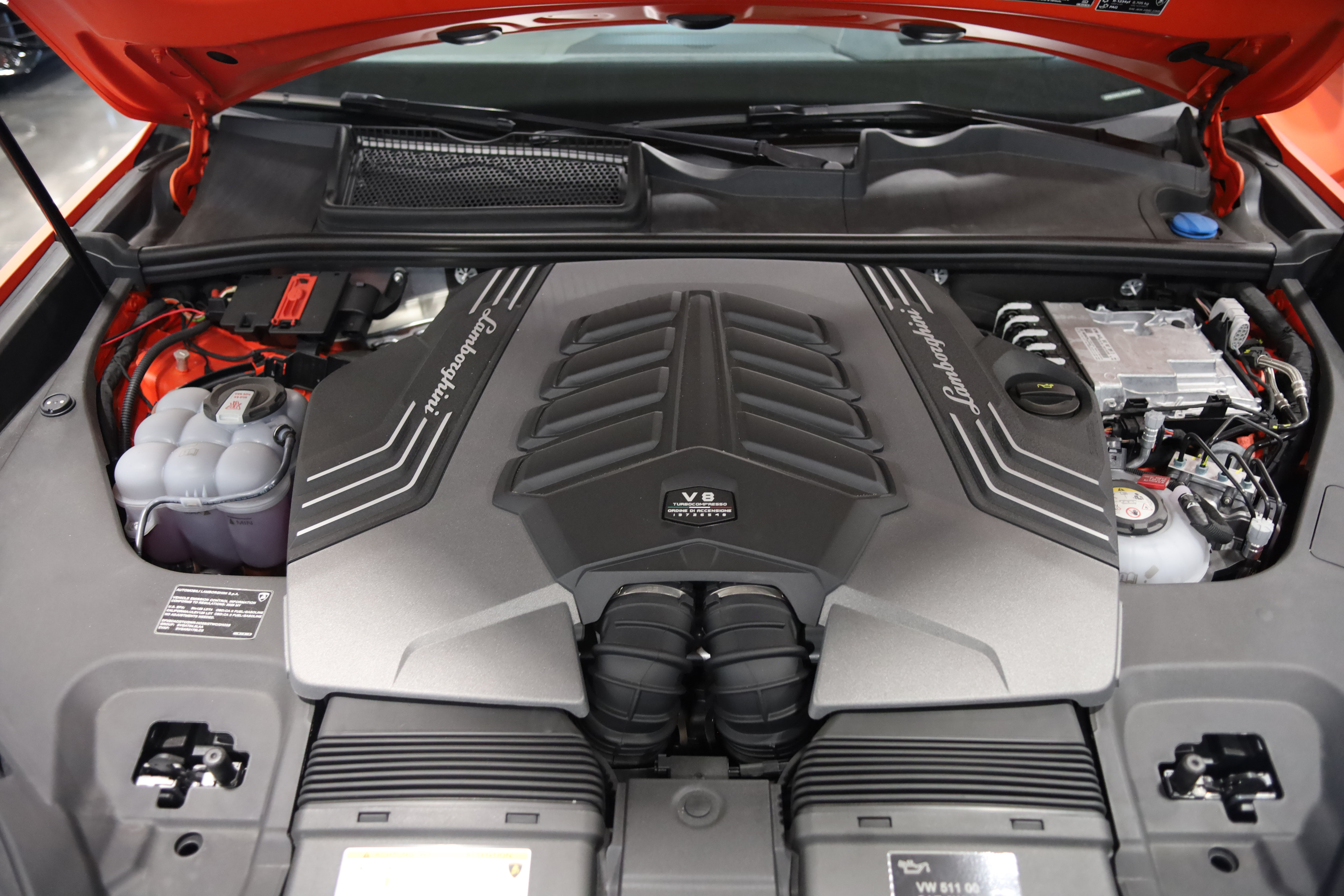 Used 2025 Lamborghini Urus SE AWD/4WD image 40