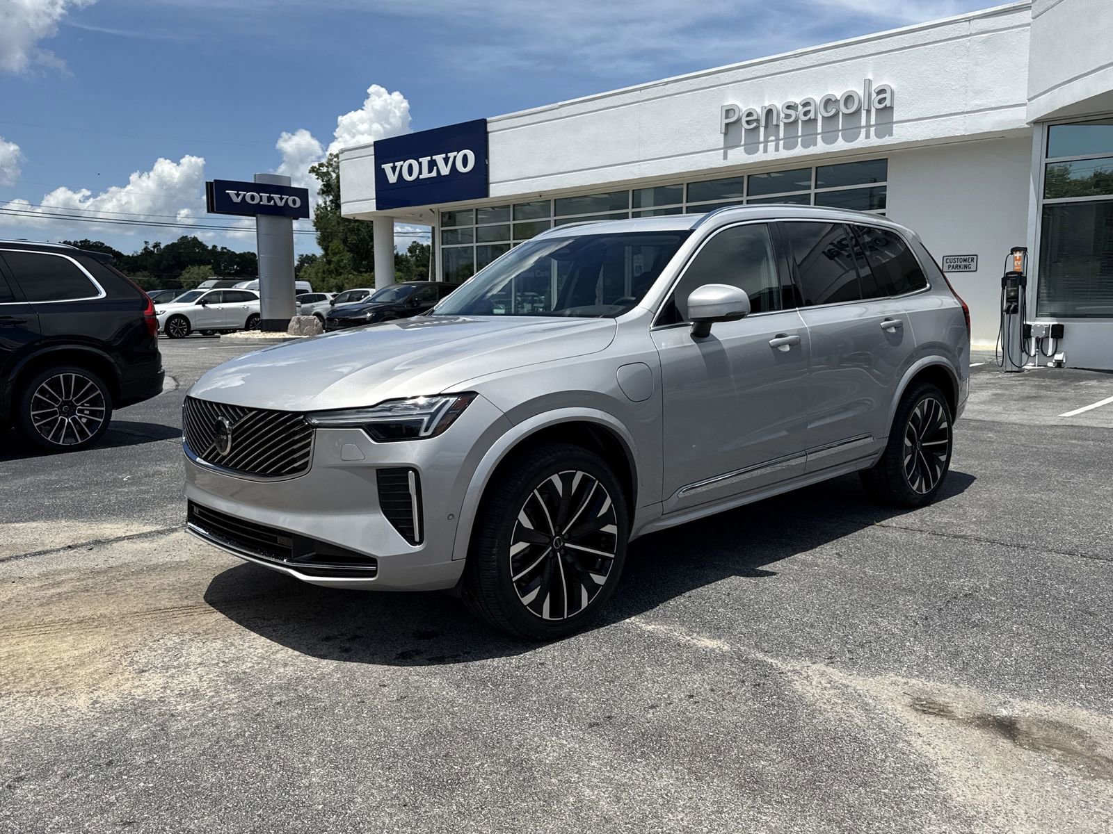 New 2025 Volvo XC90 T8 Plus w/ Protection Package Premier