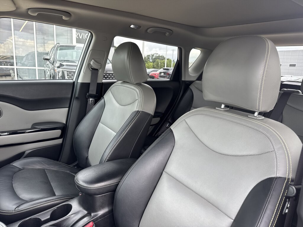 Used 2016 Kia Soul + w/ Primo Package FWD image 29
