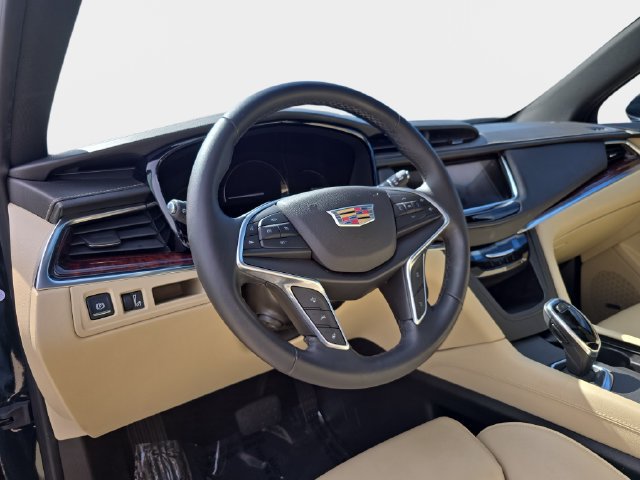Used 2017 Cadillac XT5 Luxury w/ Driver Awareness Package FWD image 19