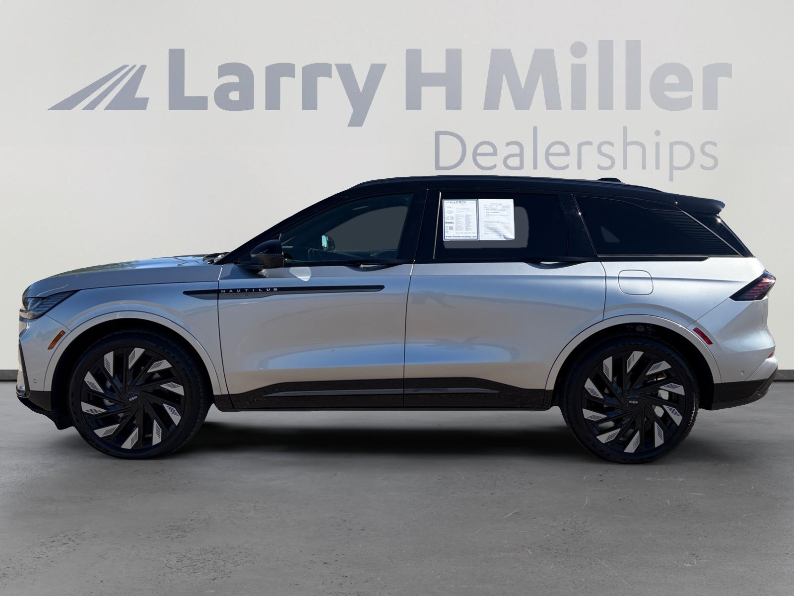 Used 2024 Lincoln Nautilus Reserve w/ Equipment Group 202A AWD/4WD image 3