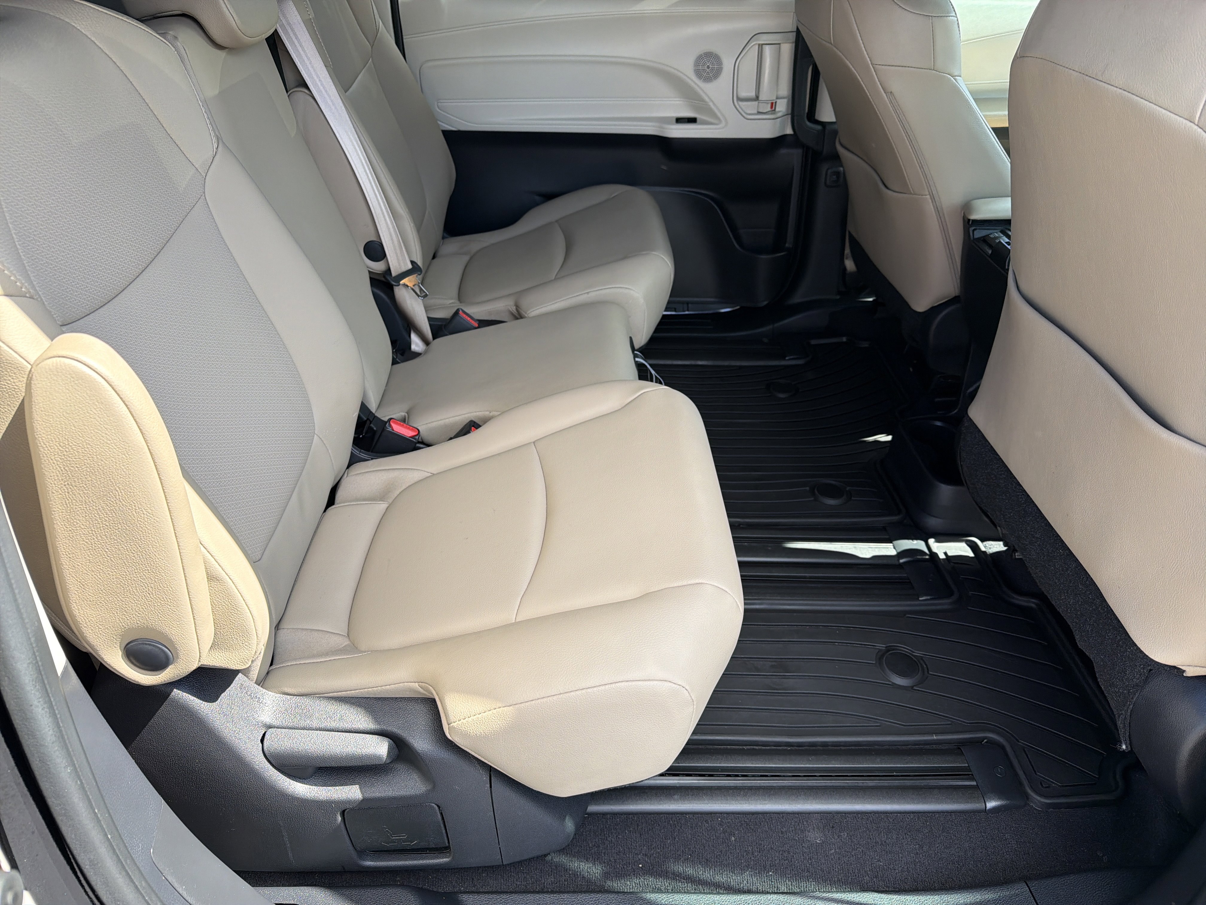 Used 2022 Toyota Sienna XLE image 13