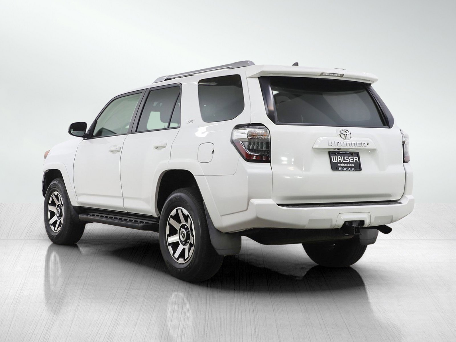 Used 2016 Toyota 4Runner SR5 image 3