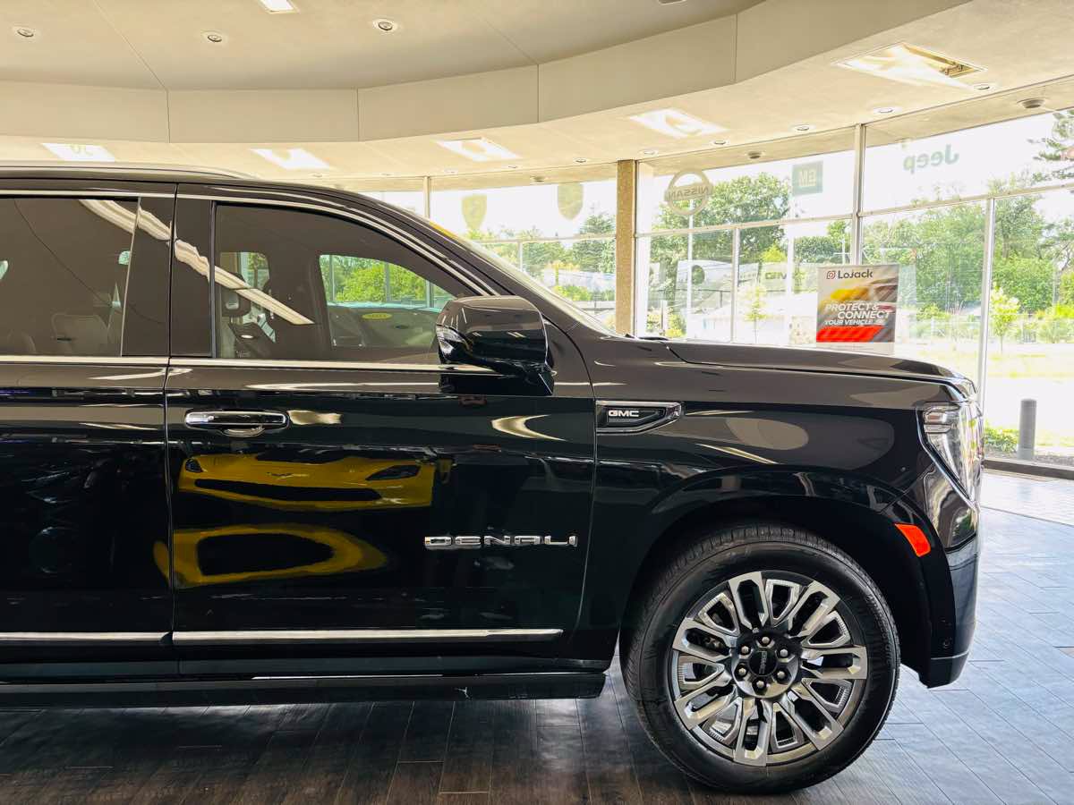 Used 2023 GMC Yukon Denali Ultimate AWD/4WD image 2