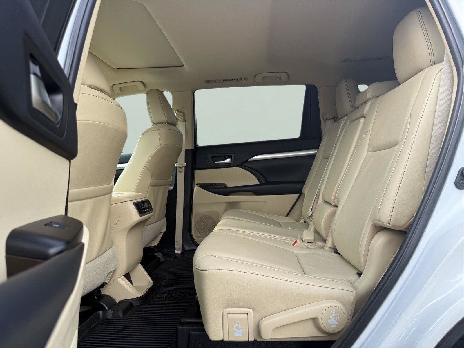 Used 2019 Toyota Highlander XLE AWD/4WD image 19