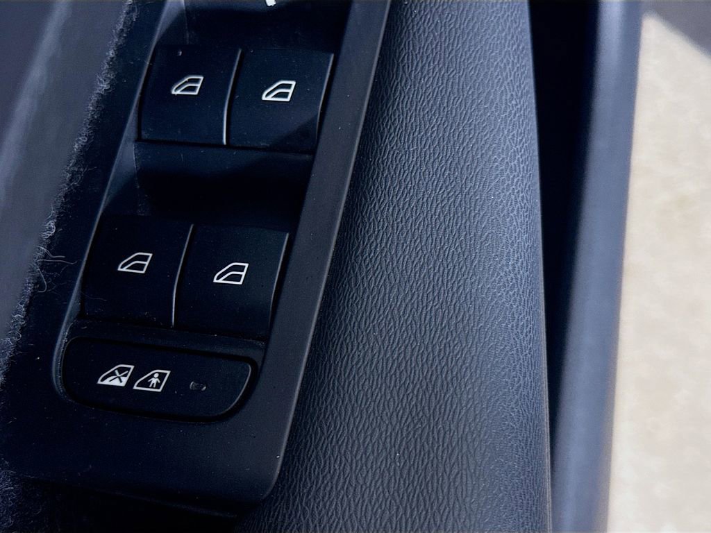 Used 2020 Volvo XC40 T5 Momentum image 18