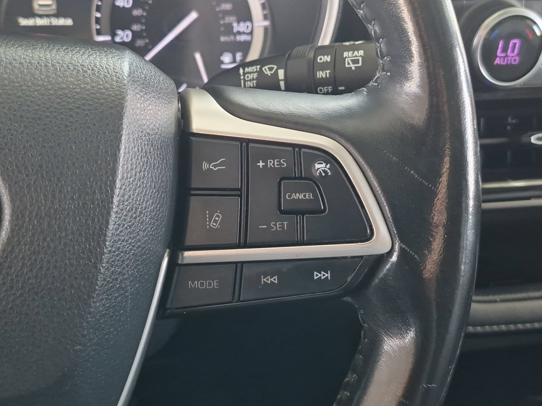 Used 2022 Toyota Highlander XLE FWD image 18