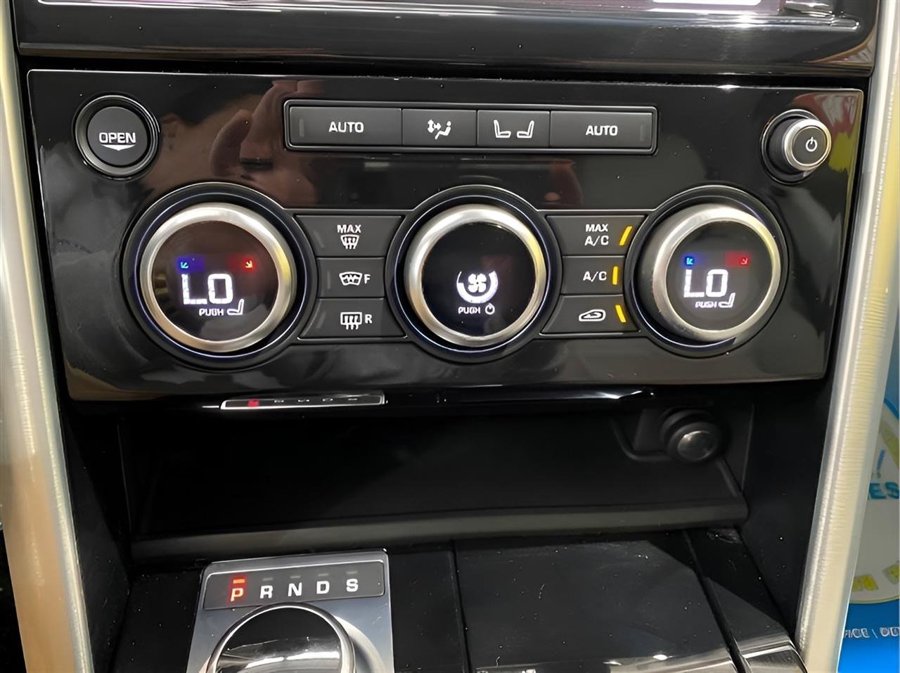 Used 2017 Land Rover Discovery HSE AWD/4WD image 19