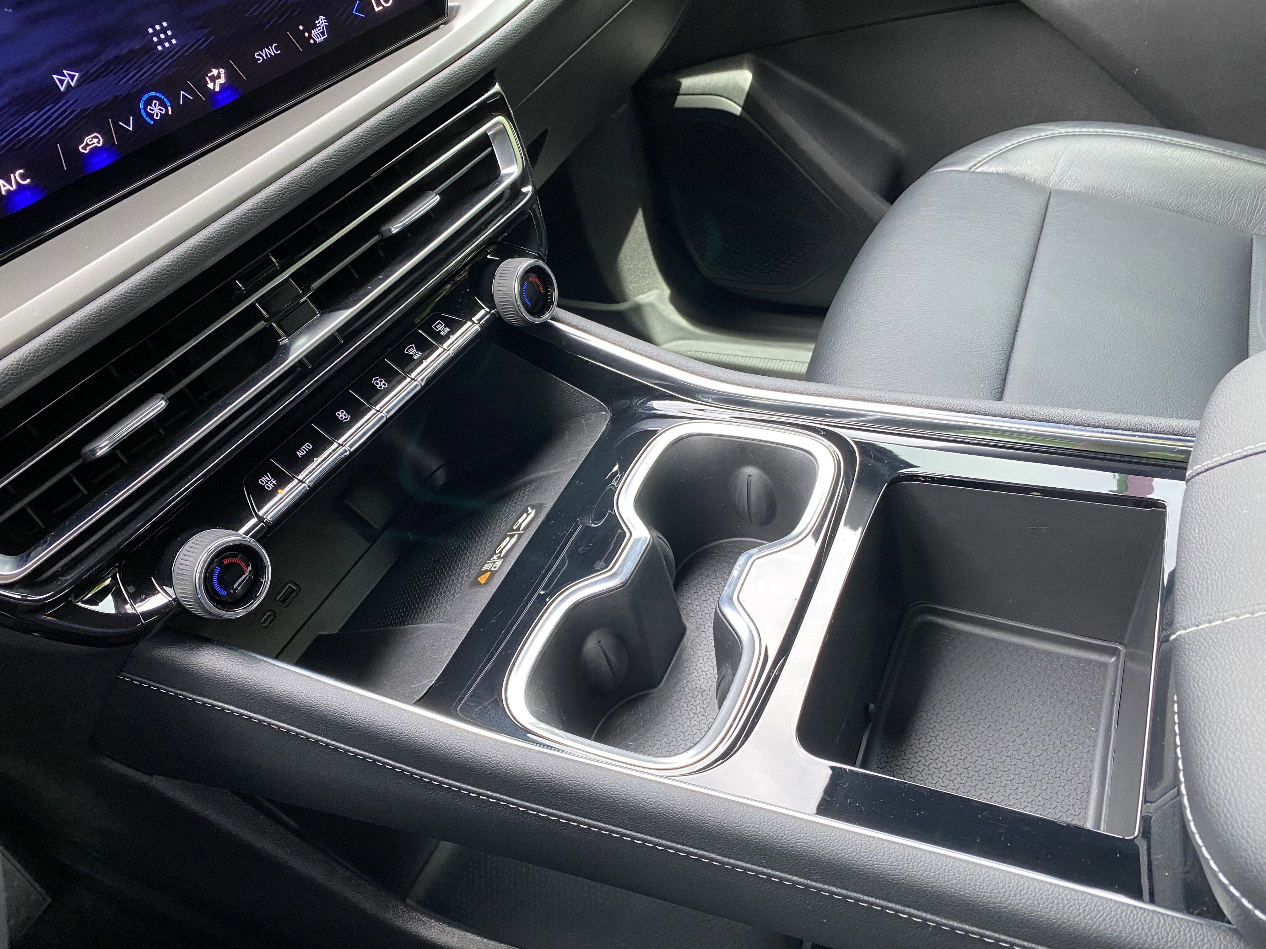 Used 2025 Chevrolet Traverse LT w/ Driver Confidence Package image 29