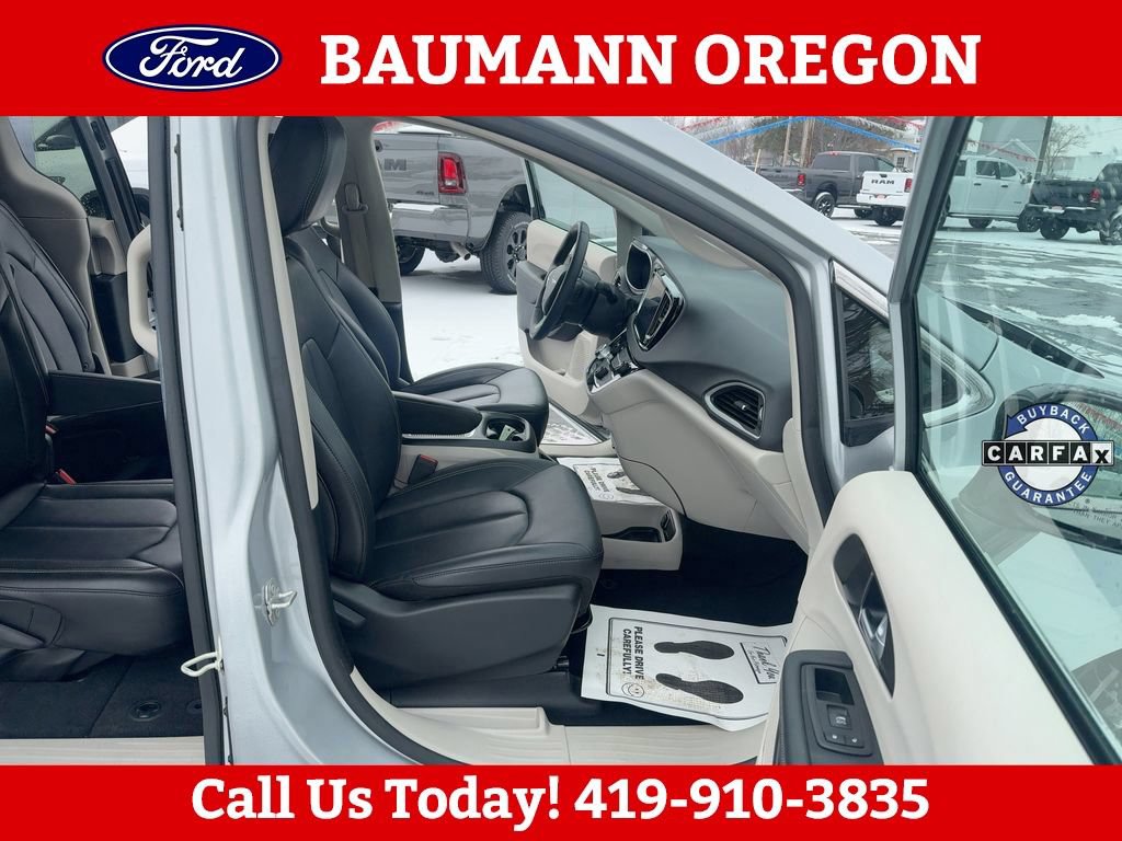 Used 2024 Chrysler Pacifica Touring-L FWD image 15