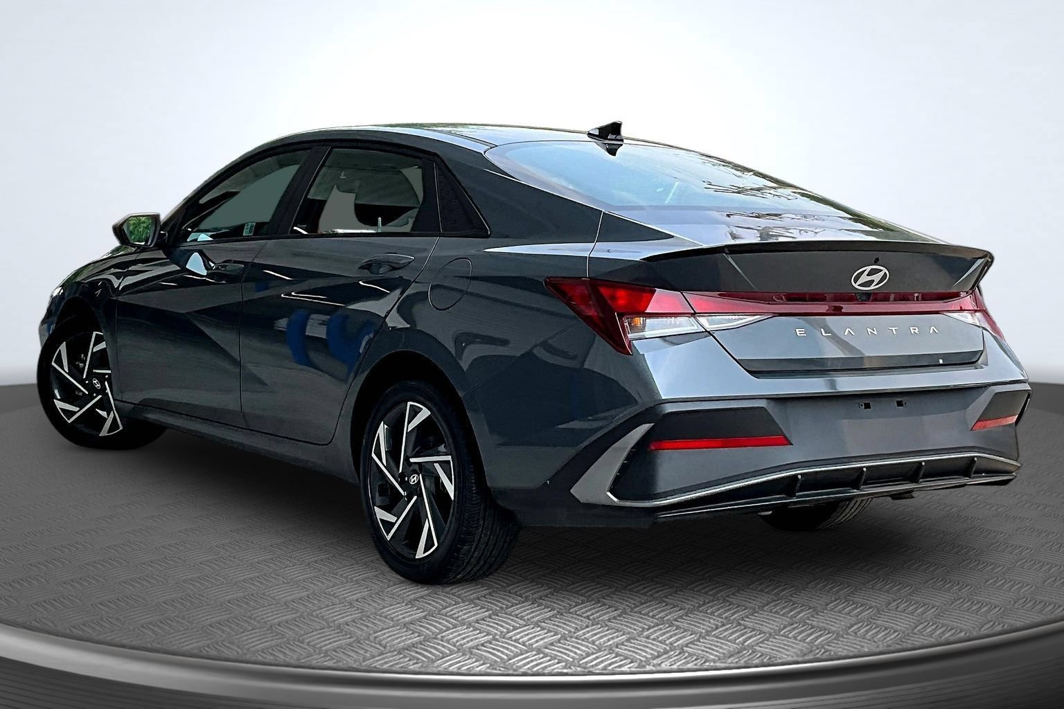 Used 2025 Hyundai Elantra Sport FWD image 3