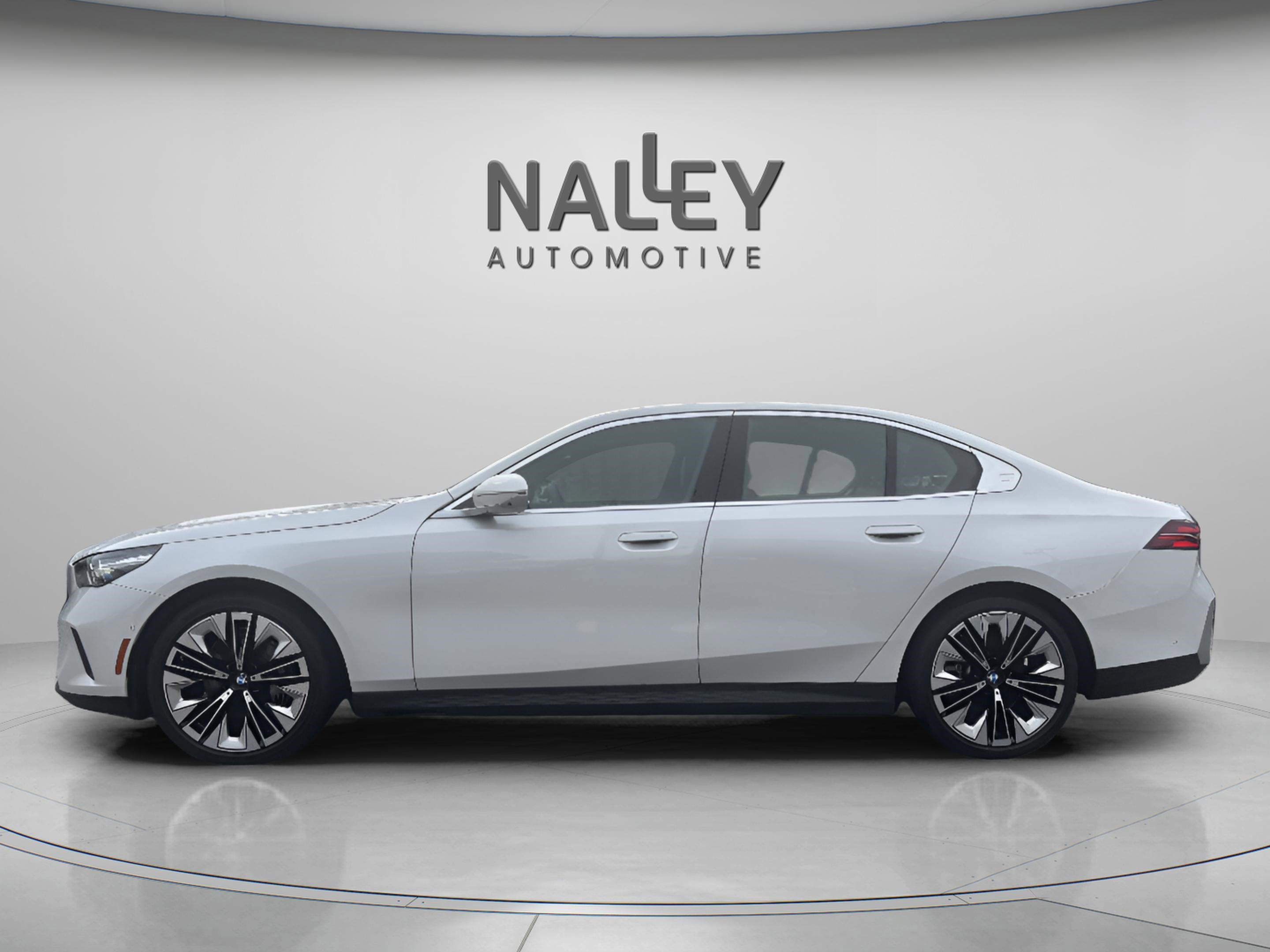 Used 2025 BMW 540i xDrive image 2