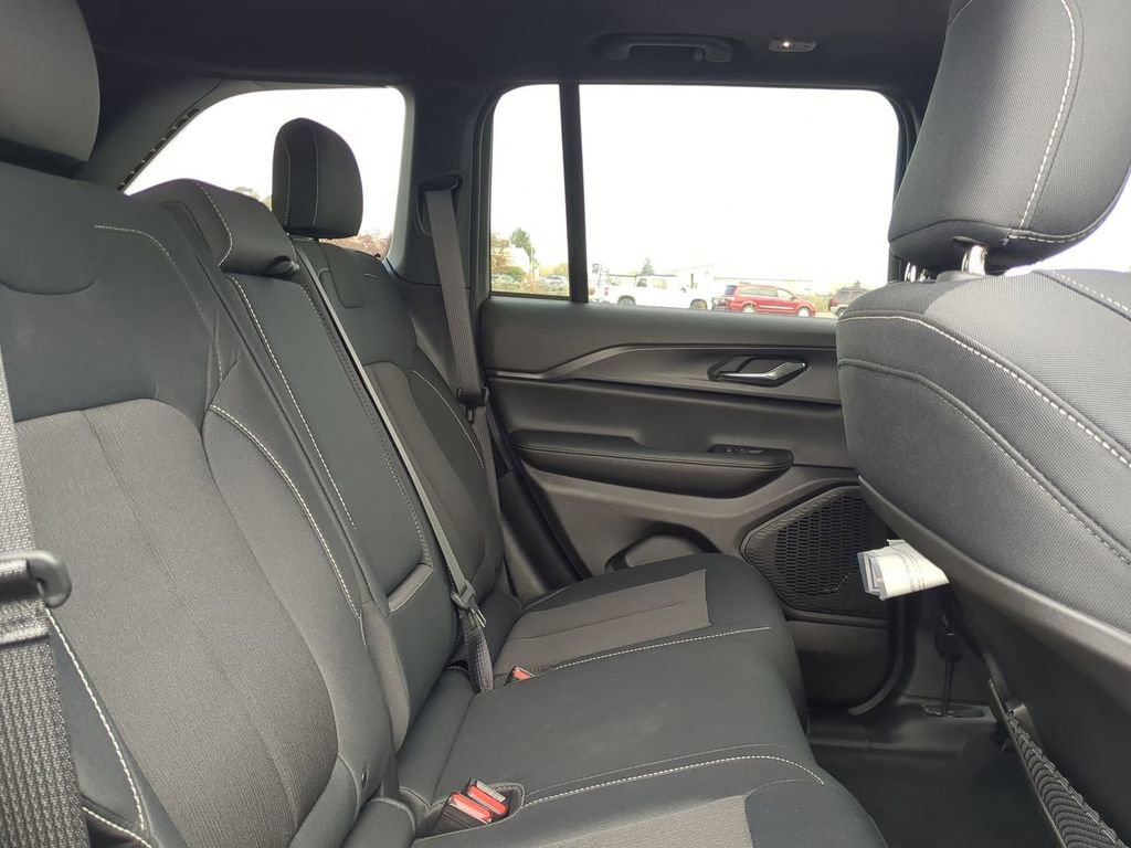 Used 2024 Jeep Grand Cherokee Laredo X image 7