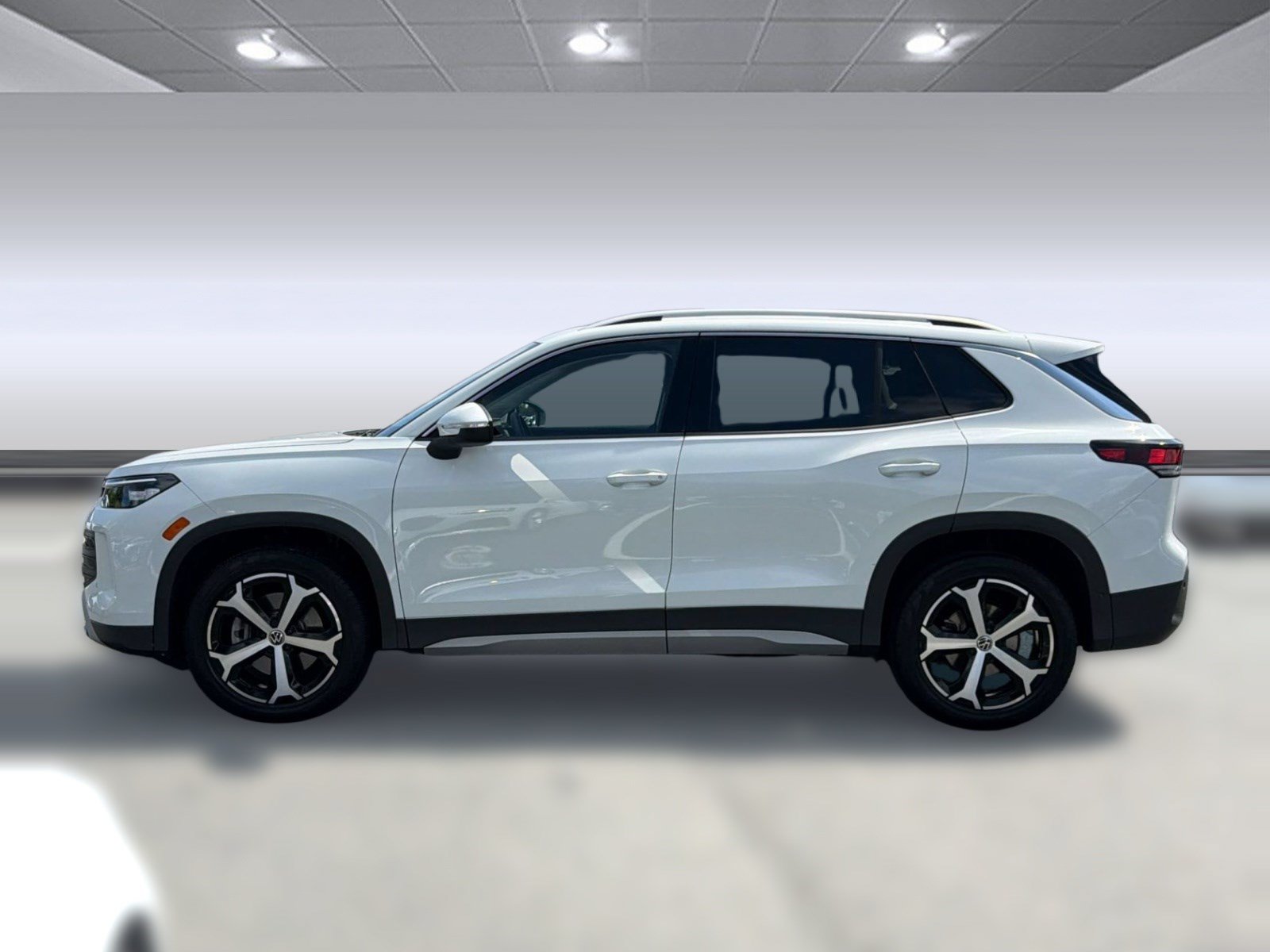 Used 2025 Volkswagen Tiguan SE AWD/4WD image 2