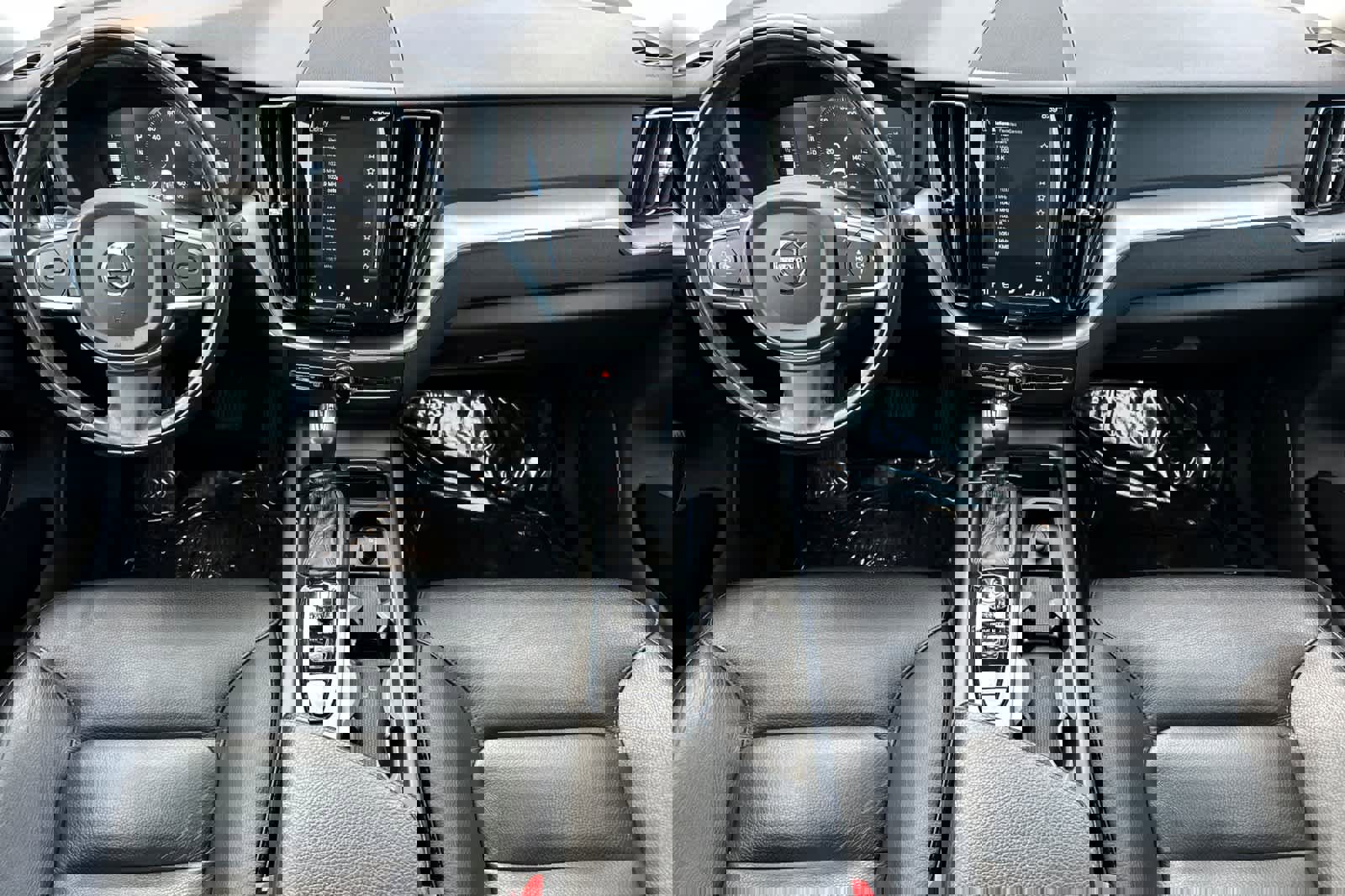 Used 2018 Volvo XC60 T5 Momentum w/ Convenience Package image 3