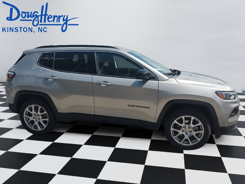 Used 2022 Jeep Compass Latitude AWD/4WD image 6