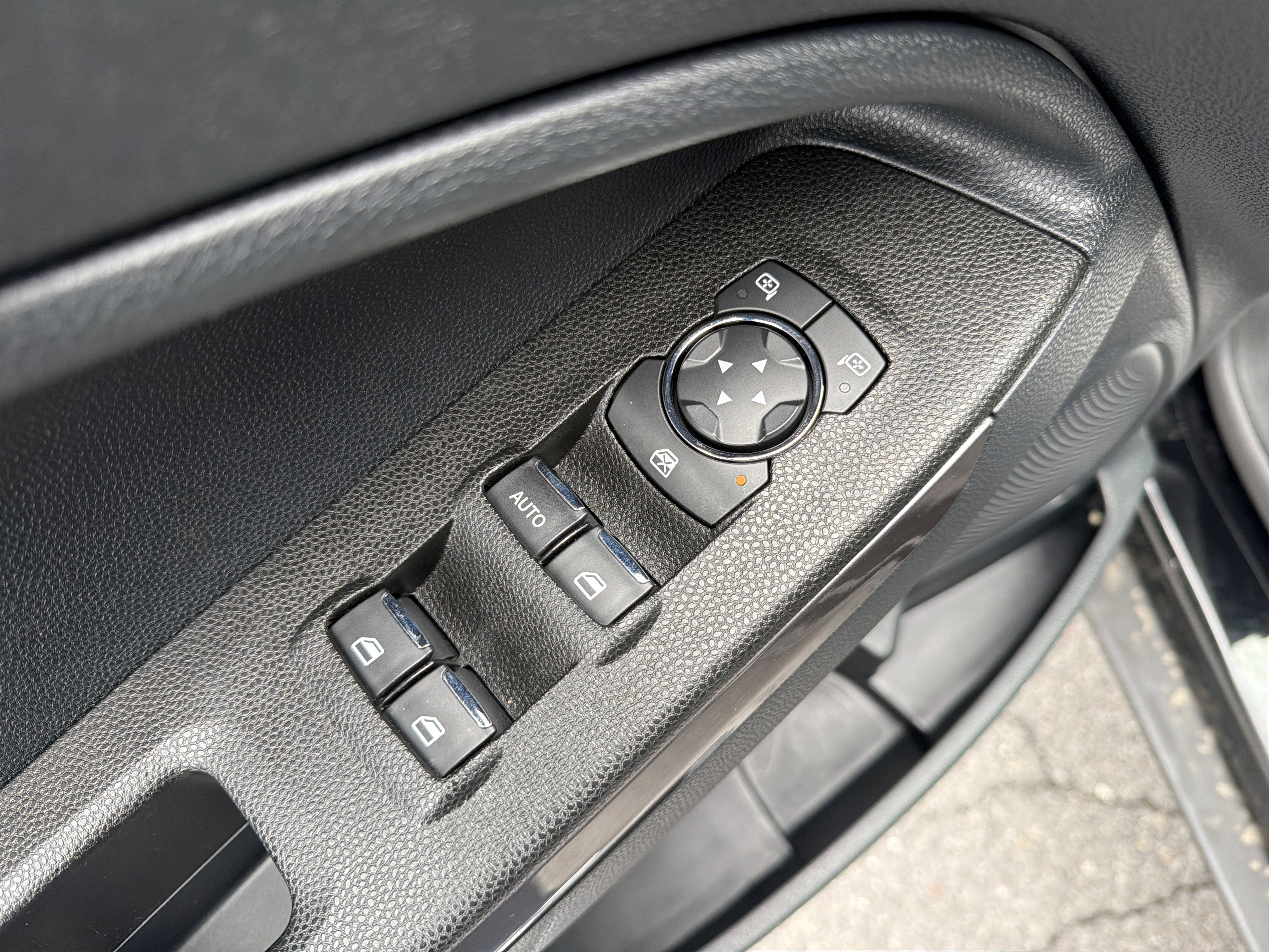 Used 2021 Ford EcoSport SE w/ SE Convenience Package image 16