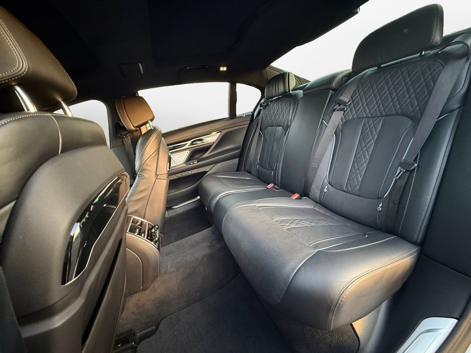 Used 2020 BMW M760i xDrive w/ Luxury Rear Seating Package AWD/4WD image 15