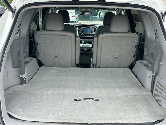 Used 2016 Toyota Highlander Limited w/ Four Season Floor Mat Package AWD/4WD image 11