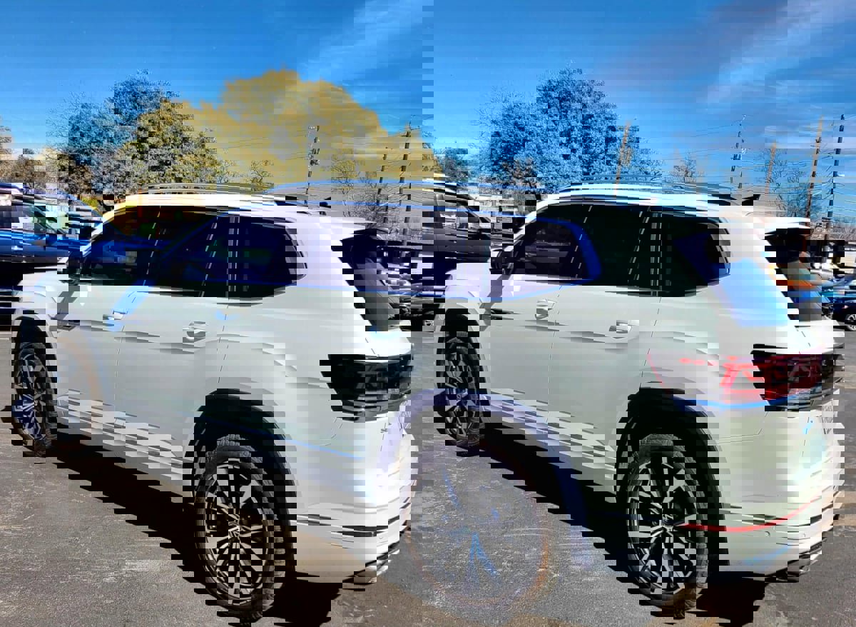 Used 2024 Volkswagen Atlas SEL Premium R-Line image 2