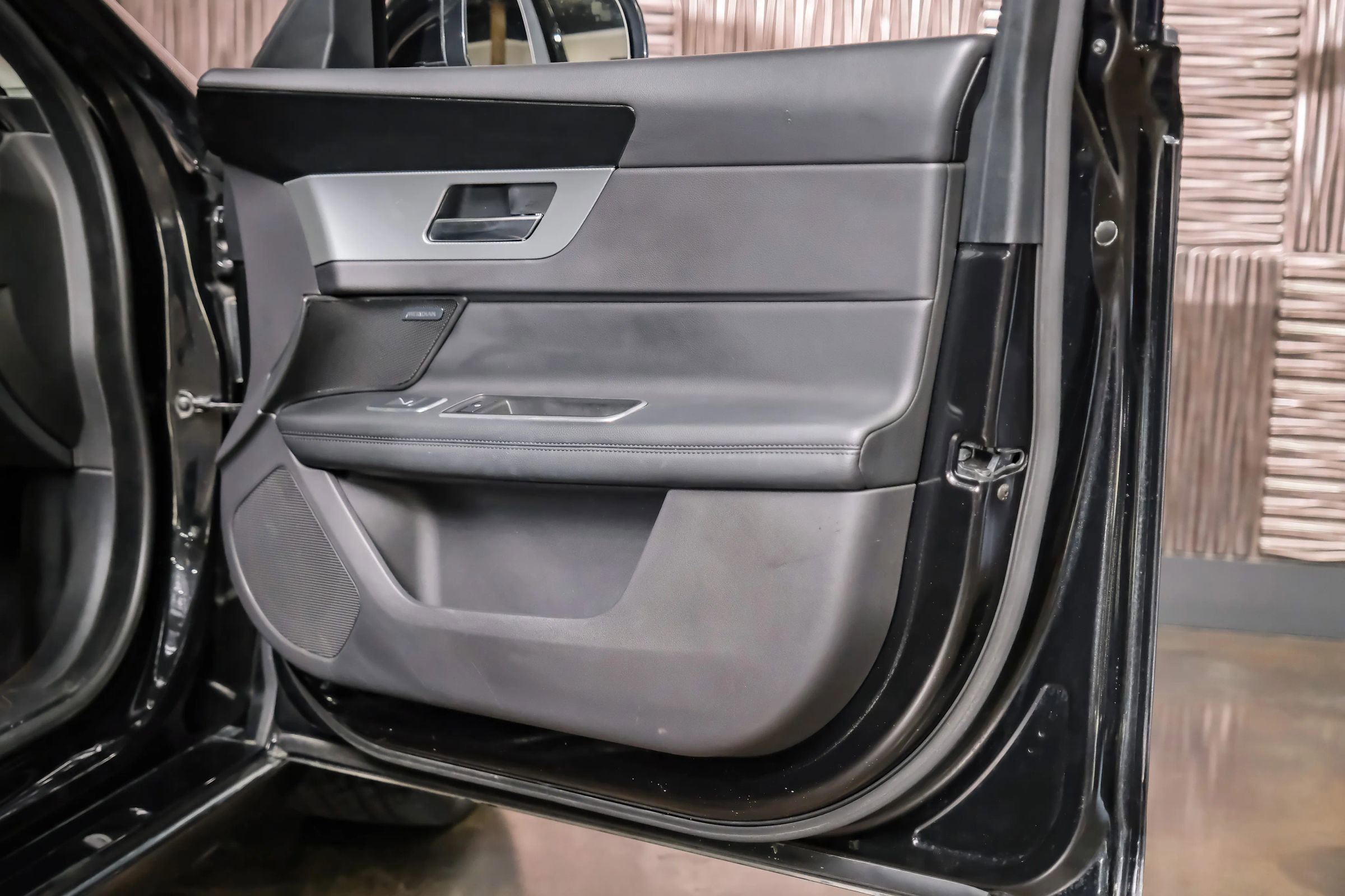 Used 2020 Jaguar XF Prestige image 41