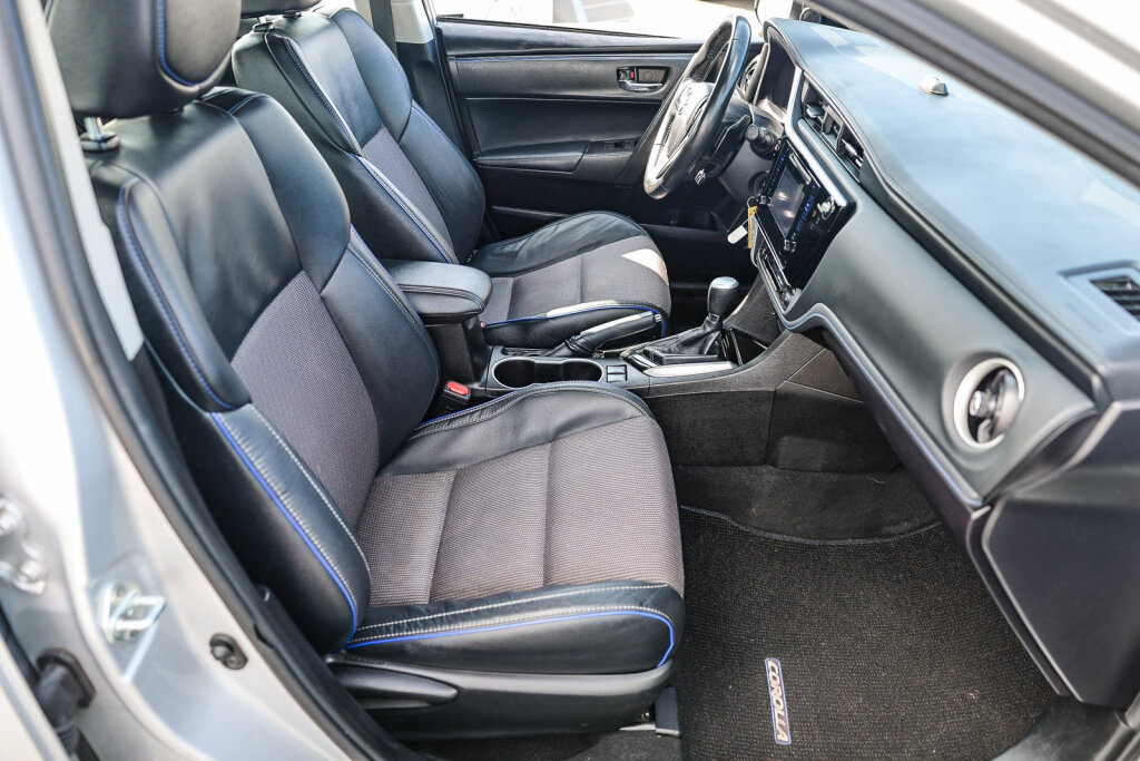Used 2017 Toyota Corolla SE w/ Protection Package FWD image 7