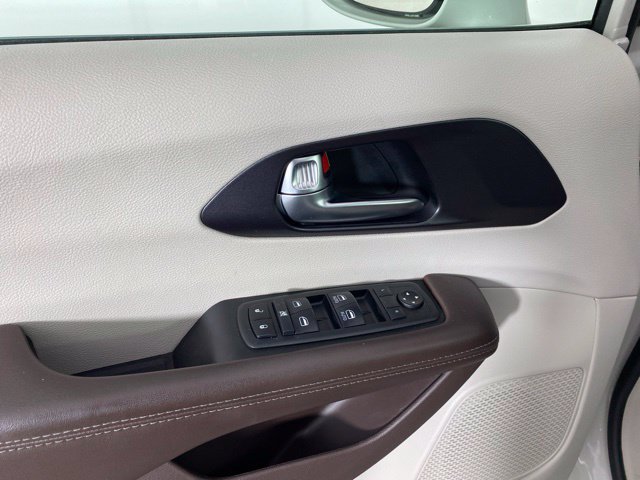 Used 2020 Chrysler Pacifica Touring w/ Cold Weather Group FWD image 15