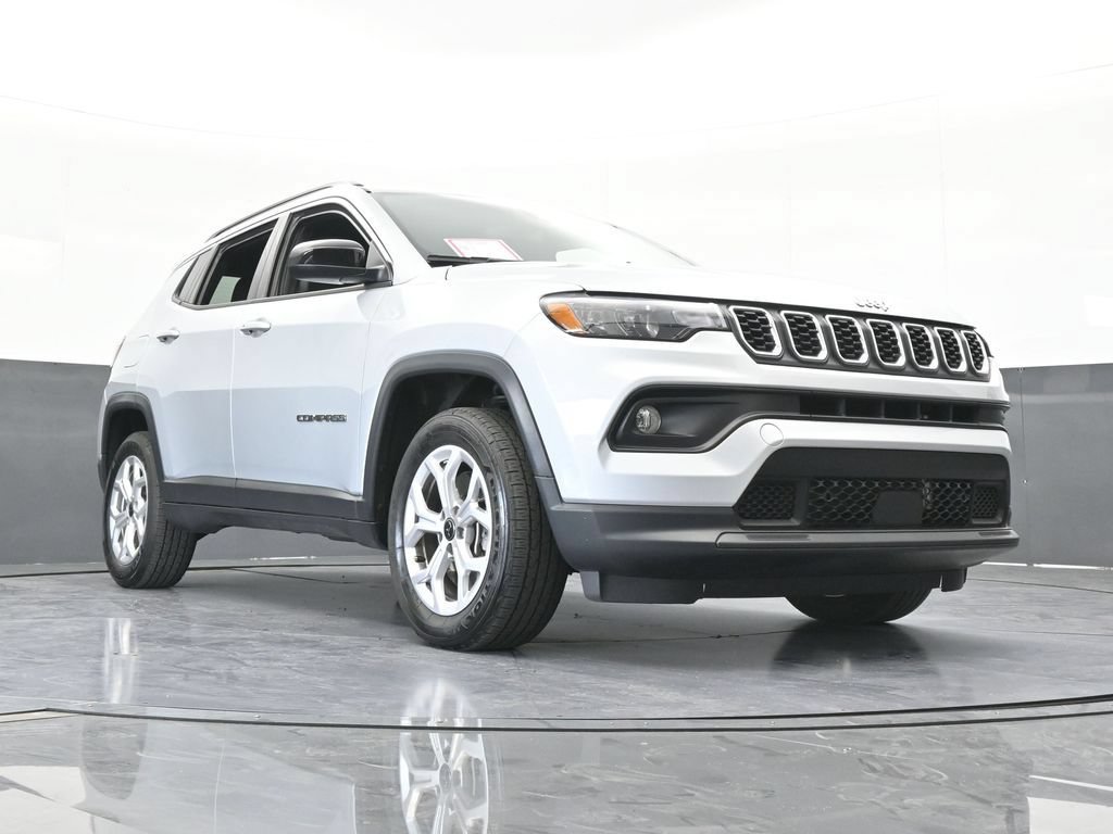 Used 2025 Jeep Compass Latitude AWD/4WD image 32