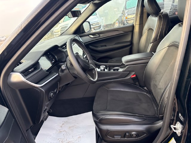 Used 2025 Jeep Grand Cherokee Altitude AWD/4WD image 8