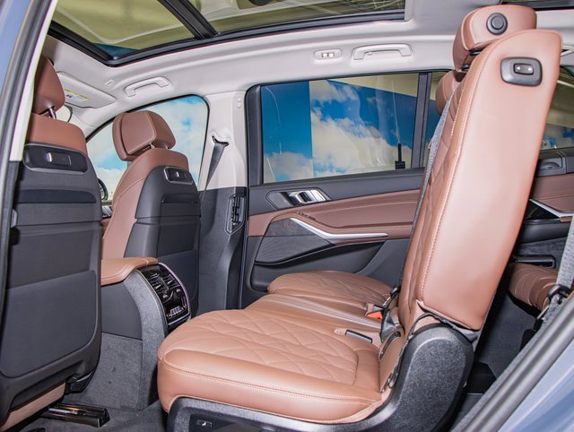 Used 2025 BMW X7 xDrive40i w/ Premium Package image 22