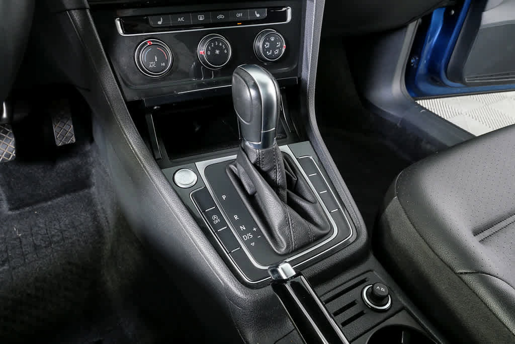 Used 2019 Volkswagen Golf SE image 16