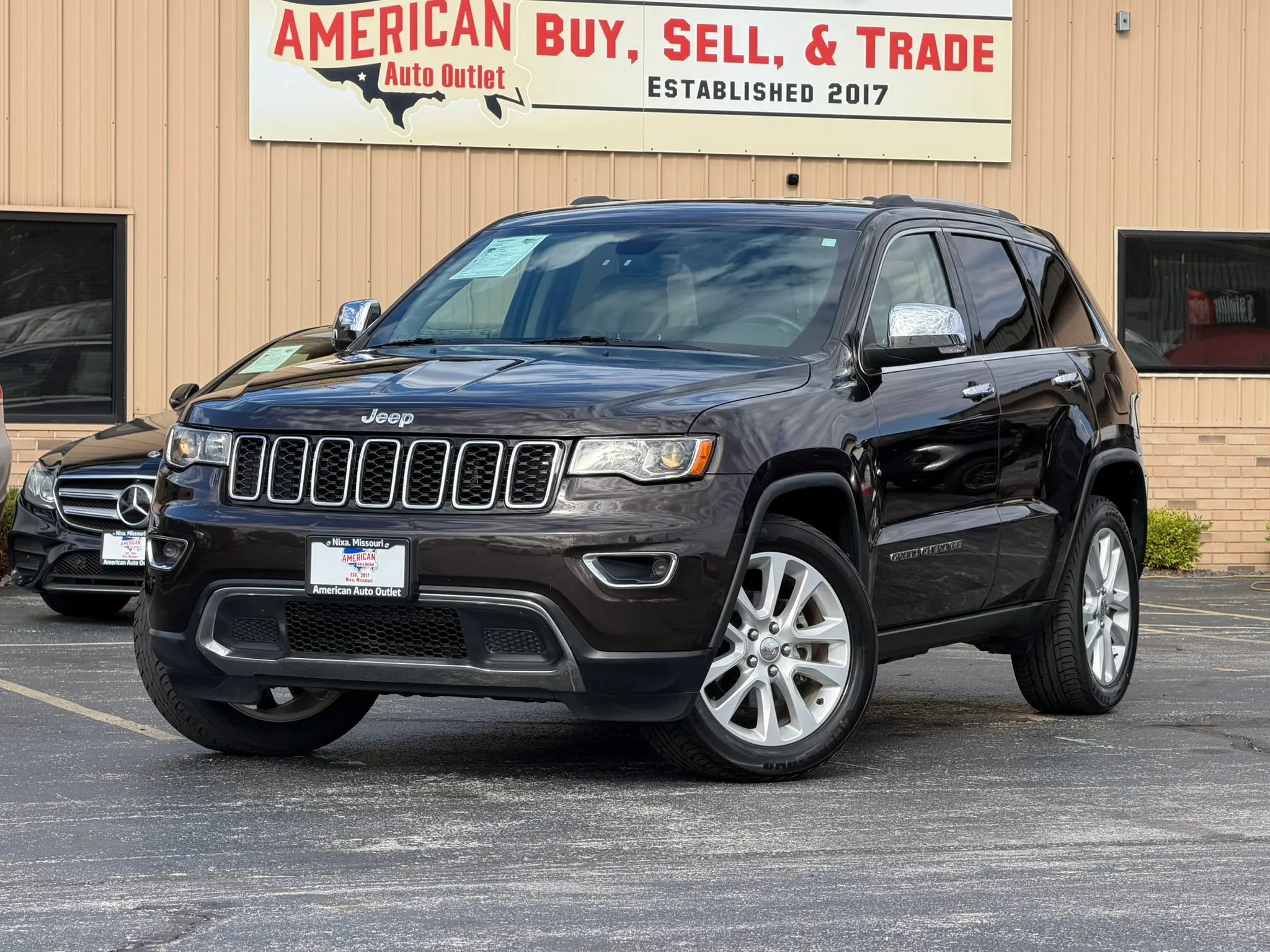 Used 2017 Jeep Grand Cherokee Limited RWD image 2