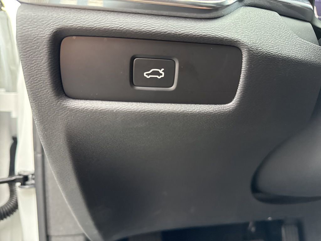 Used 2025 Volvo V60 B5 Cross Country Plus image 20