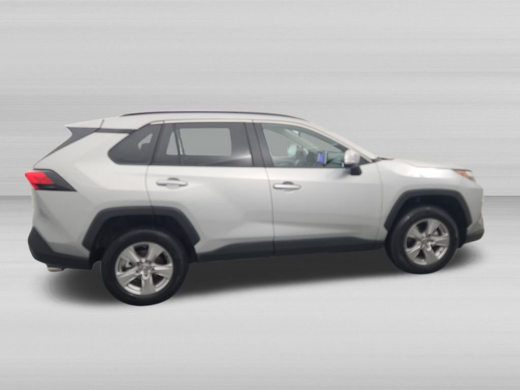 Used 2025 Toyota RAV4 XLE AWD/4WD image 4