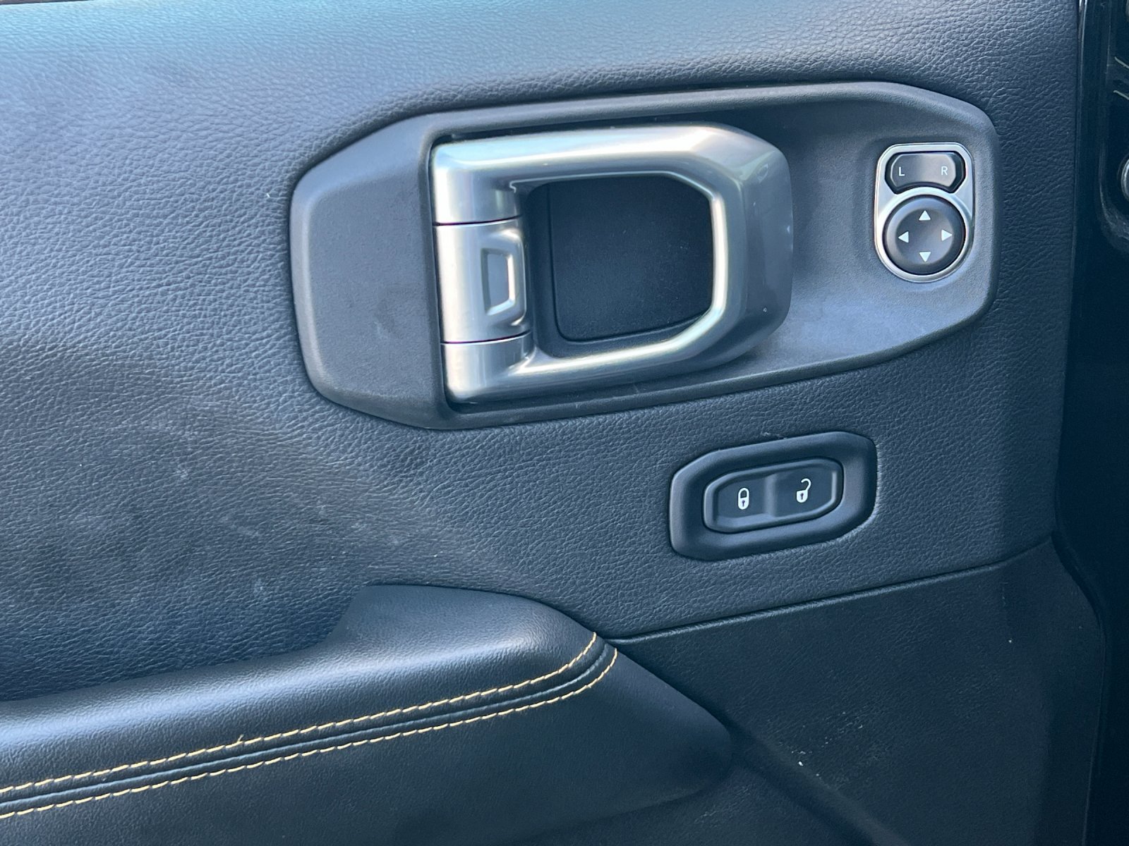 Used 2024 Jeep Wrangler Unlimited Sahara AWD/4WD image 11