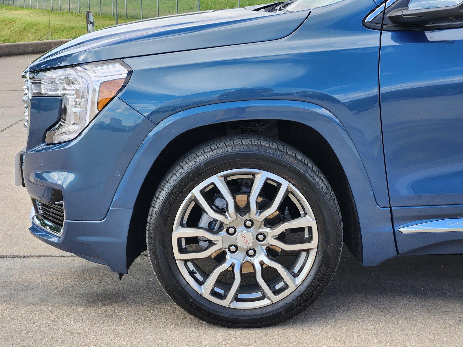 Used 2024 GMC Terrain Denali w/ Denali Premium Package AWD/4WD image 28
