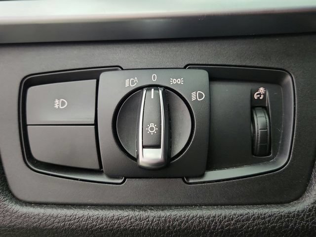Used 2017 BMW 320i xDrive Sedan AWD/4WD image 16