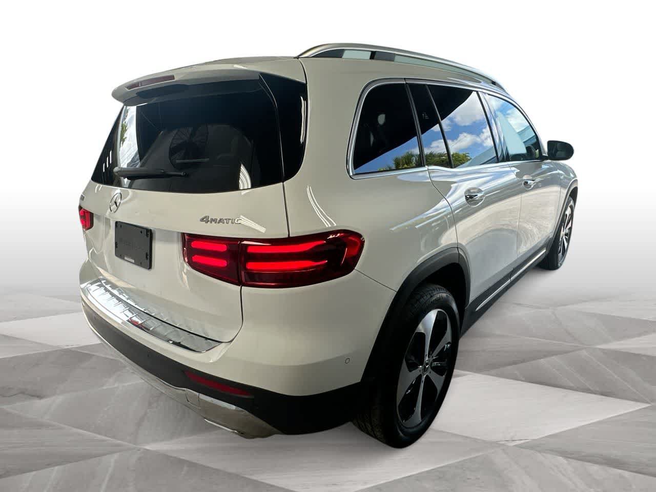 Used 2025 Mercedes-Benz GLB 250 4MATIC w/ Exclusive Package image 8