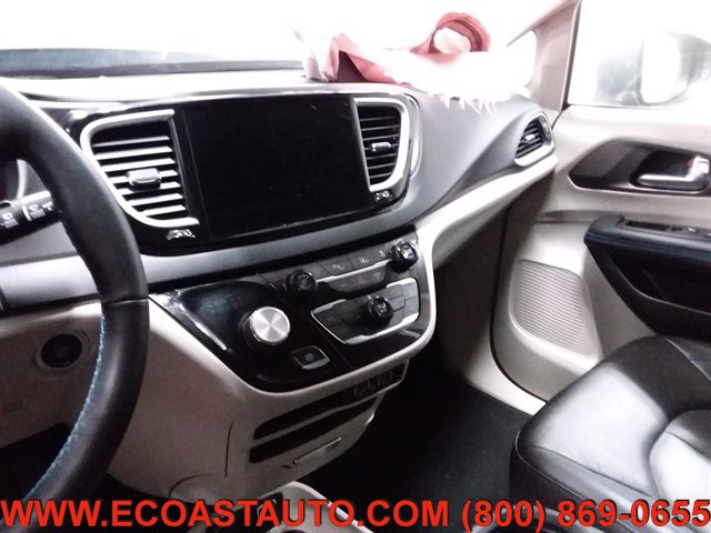 Used 2021 Chrysler Pacifica Touring-L image 11