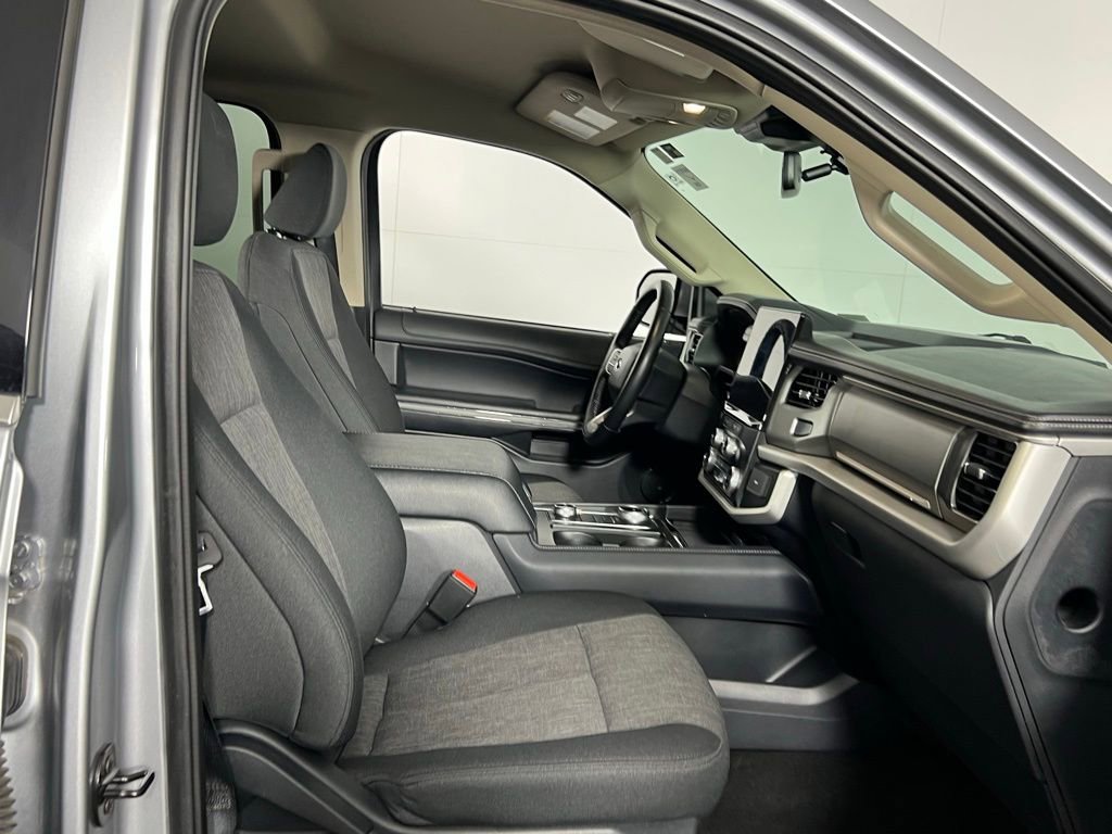 Used 2024 Ford Expedition XLT image 34