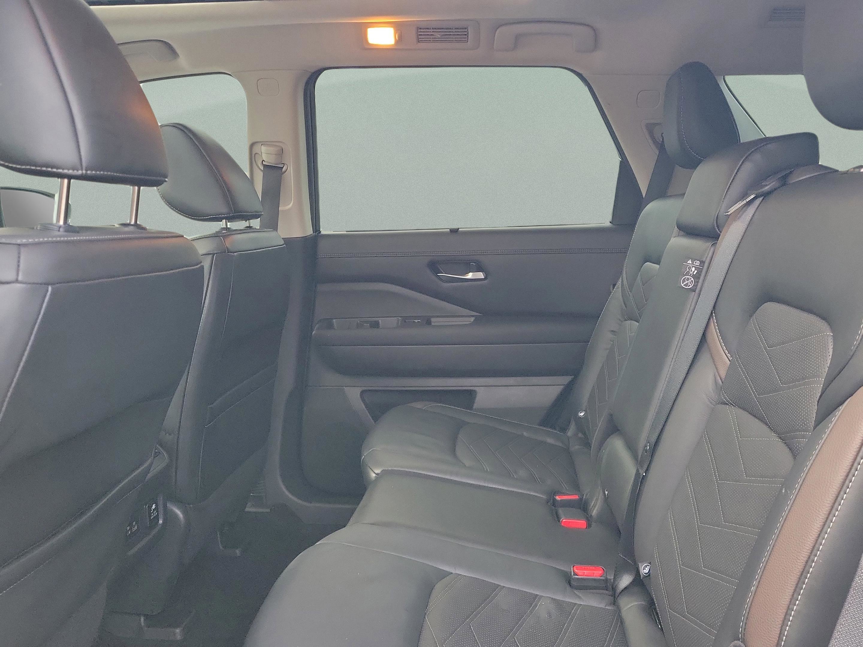 Used 2022 Nissan Pathfinder Platinum image 13