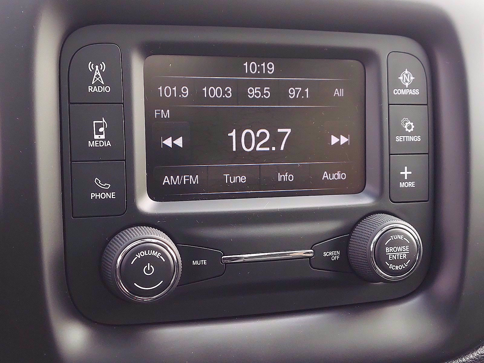 Used 2018 Jeep Compass Latitude w/ Safe & Security Group AWD/4WD image 17