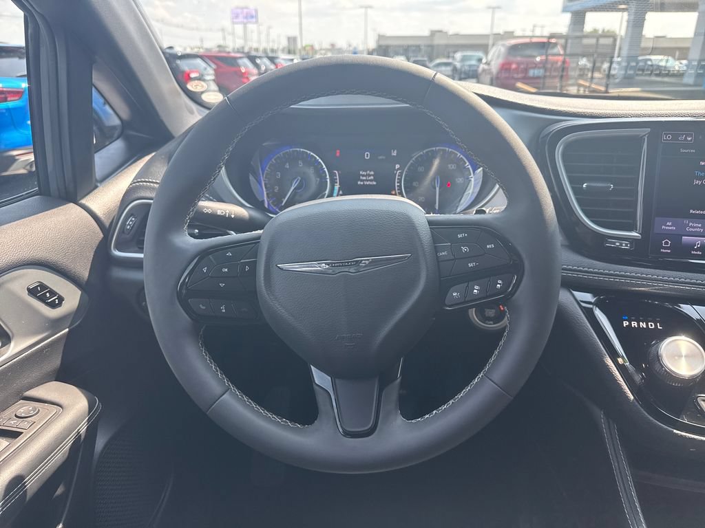 Used 2025 Chrysler Pacifica Limited FWD image 17