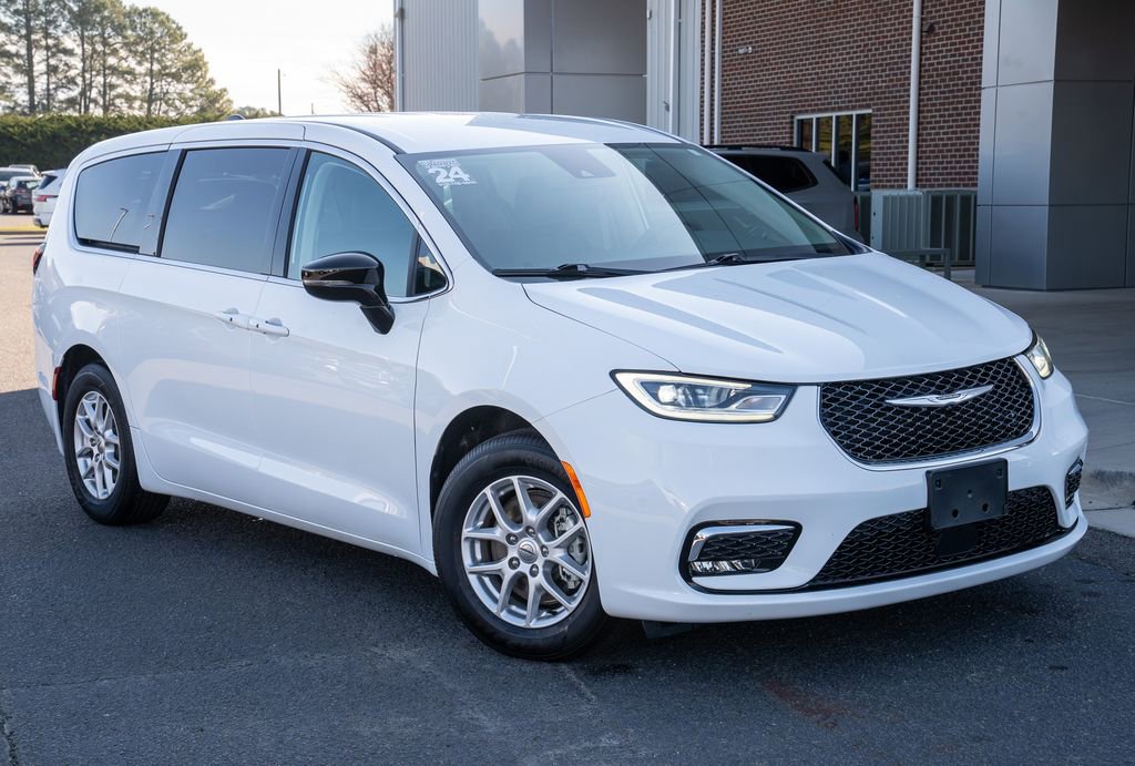 Used 2024 Chrysler Pacifica Touring-L image 1