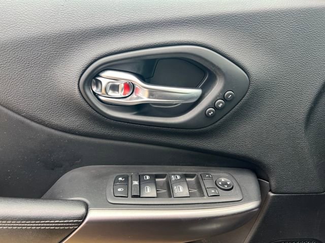 Used 2019 Jeep Cherokee Limited image 32