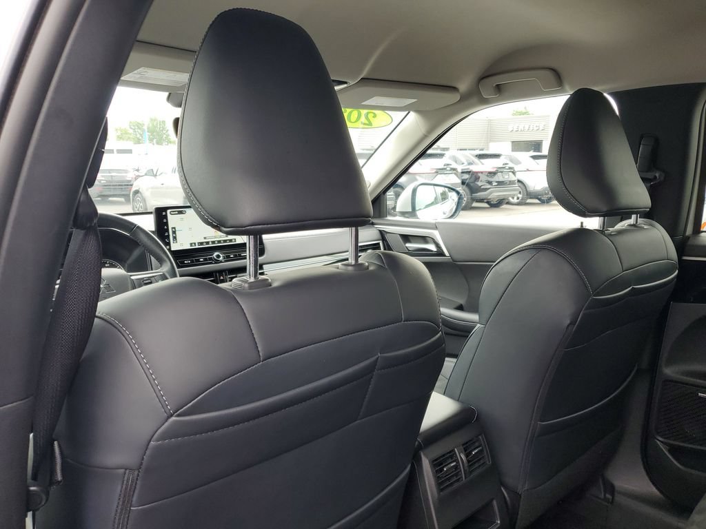 Used 2025 Mitsubishi Outlander SE AWD/4WD image 32