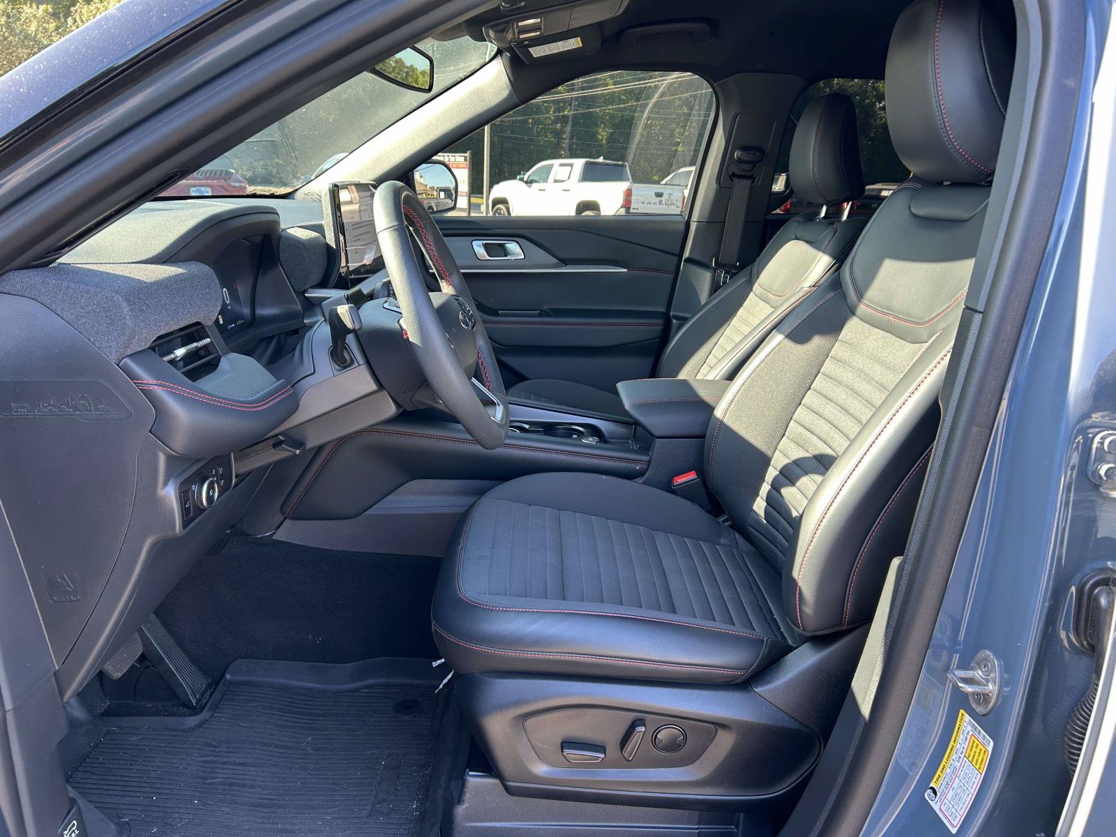 Used 2026 Ford Explorer ST-Line w/ ST-Line Street Pack RWD image 15