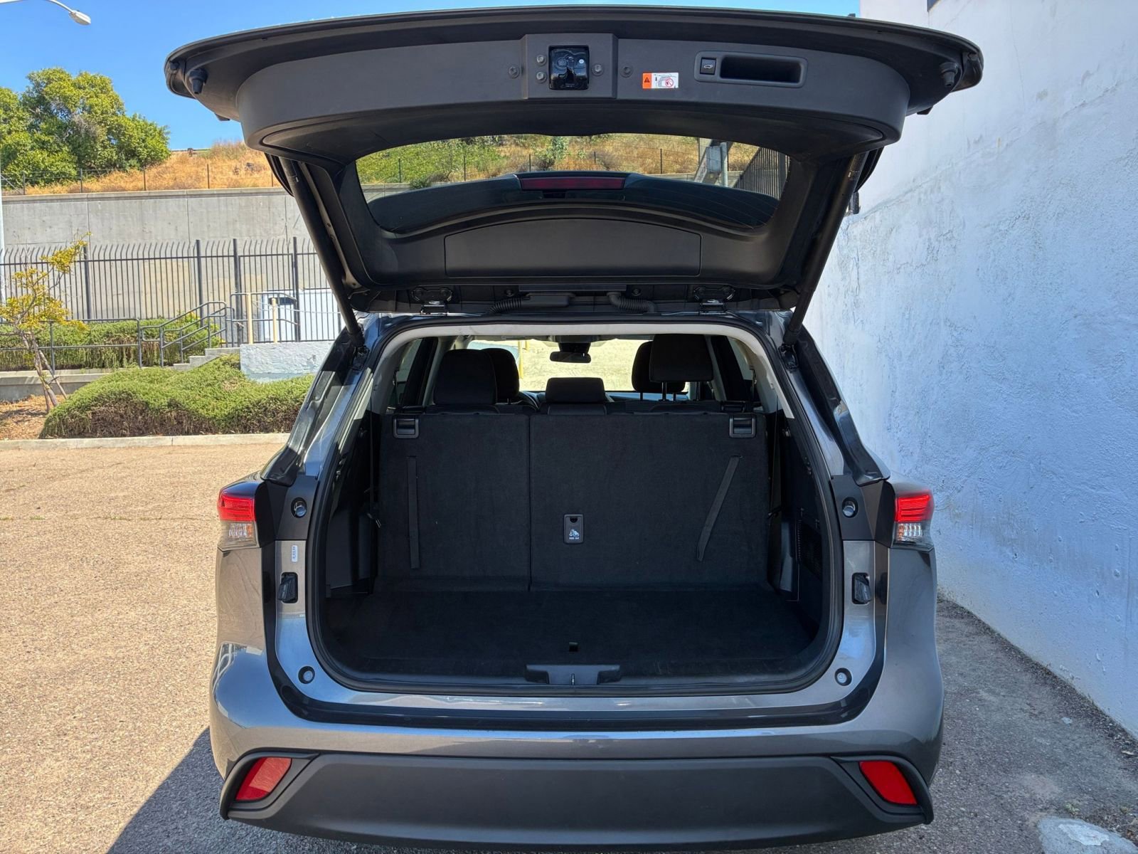 Used 2025 Toyota Highlander LE image 33