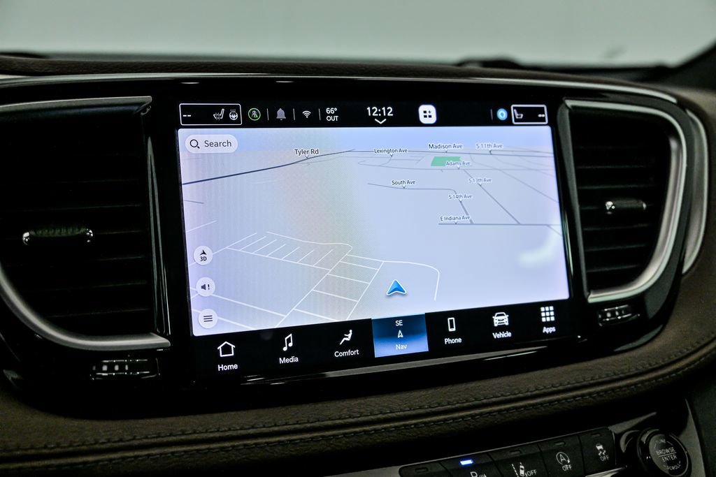 Used 2021 Chrysler Pacifica Limited w/ Uconnect Theater Family Group image 22